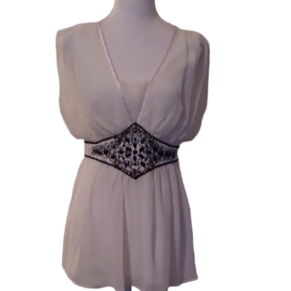 💙🏍Elegant White Sleeveless Top with Black Embellished Waist - Picture 2 of 9